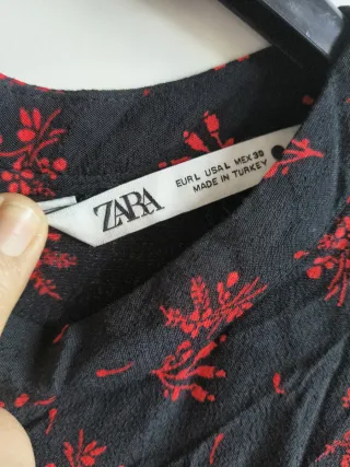 Vestido Zara negro con estampado rojo