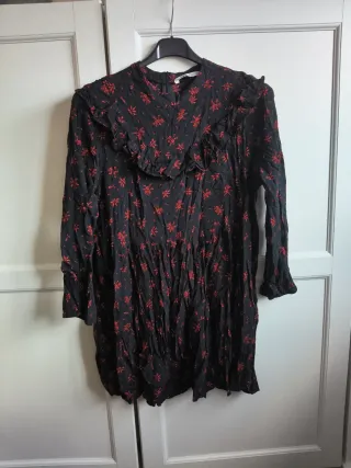 Vestido Zara negro con estampado rojo