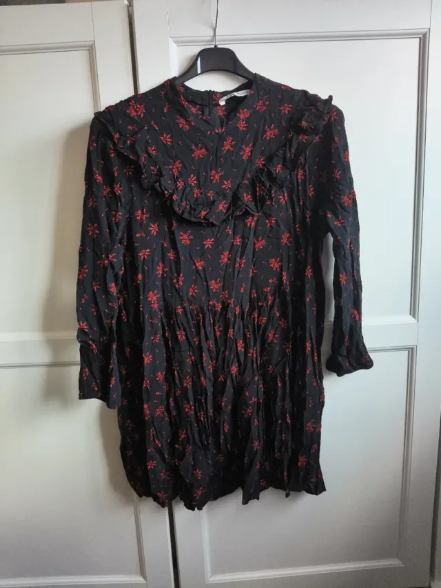 Vestido Zara negro con estampado rojo
