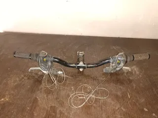 Manillar de bicicleta con puños y frenos