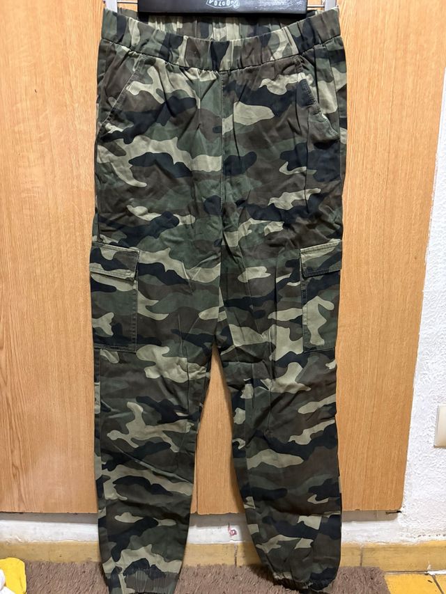Pantalón cargo camuflaje H&M Talla S