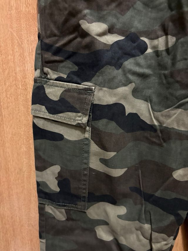 Pantalón cargo camuflaje H&M Talla S