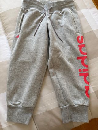 Pantalón chándal pirata Adidas gris y rojo