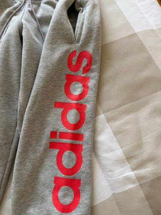 Pantalón chándal pirata Adidas gris y rojo