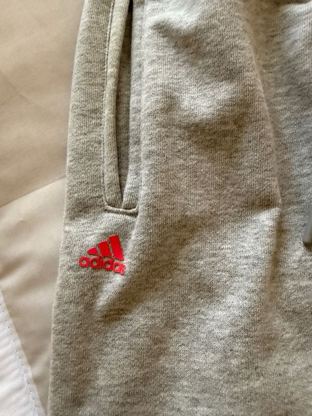 Pantalón chándal pirata Adidas gris y rojo