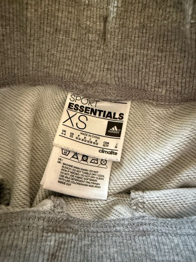 Pantalón chándal pirata Adidas gris y rojo