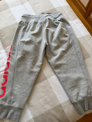 Pantalón chándal pirata Adidas gris y rojo