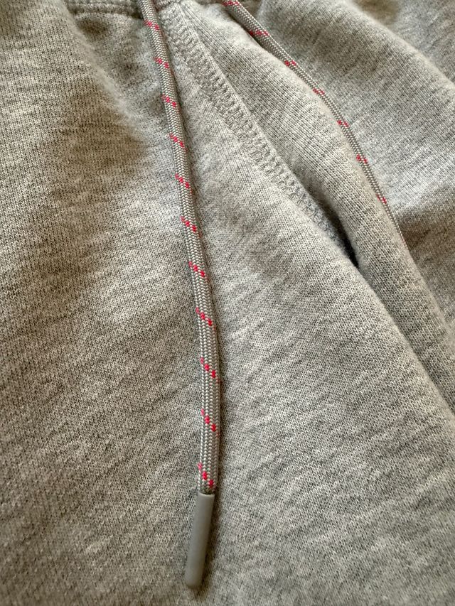 Pantalón chándal pirata Adidas gris y rojo