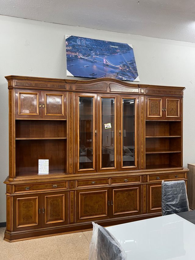 Mueble de salón de madera espacioso