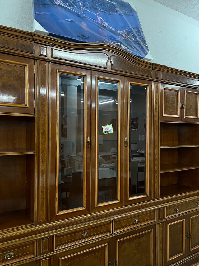Mueble de salón de madera espacioso