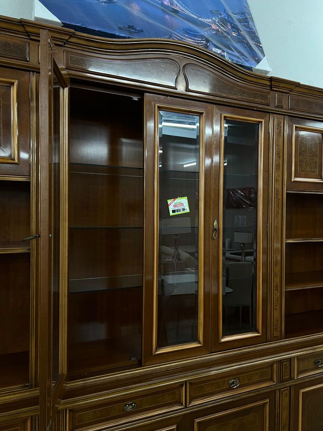 Mueble de salón de madera espacioso