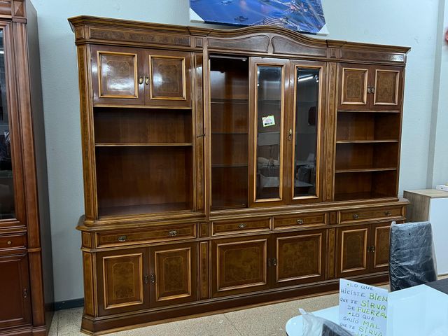 Mueble de salón de madera espacioso