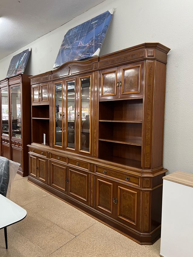 Mueble de salón de madera espacioso