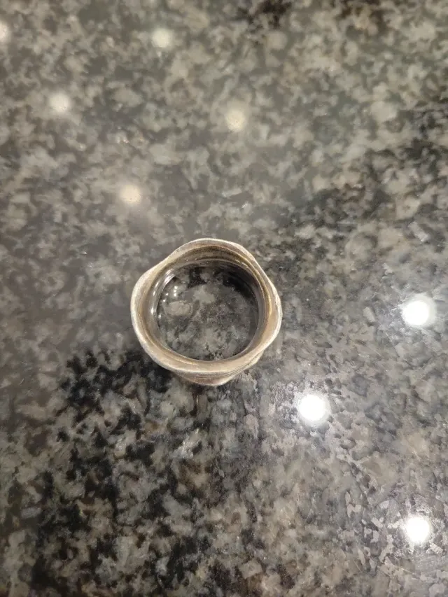 Anillo plateado ondulado