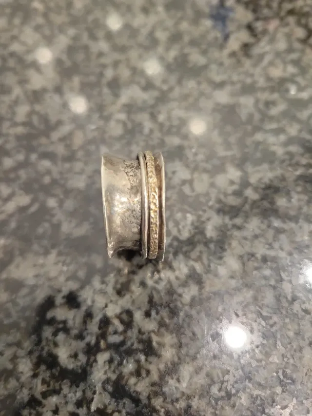 Anillo plateado ondulado