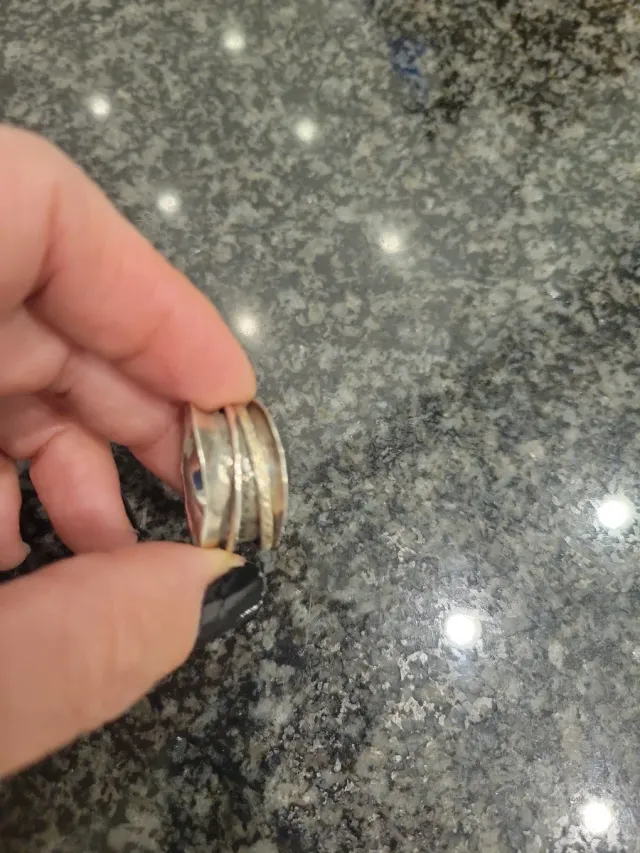 Anillo plateado ondulado