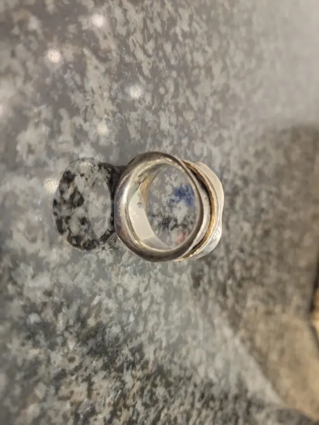 Anillo plateado ondulado