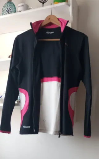 Chaqueta deportiva Ipso negra y rosa