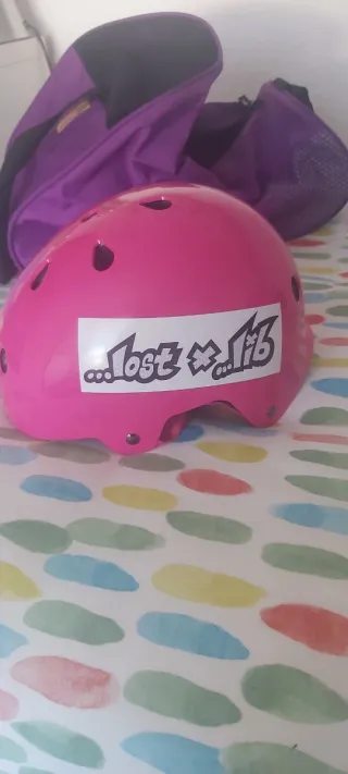 Casco rosa para patinar y Protectores
