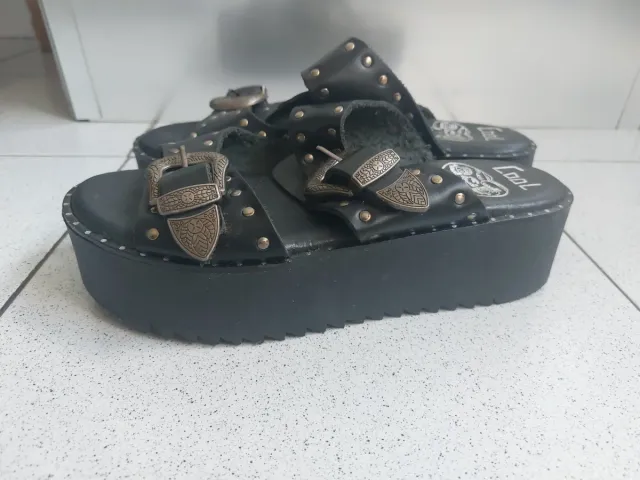 Sandalias Coolway negras con tachuelas
