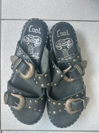 Sandalias Coolway negras con tachuelas