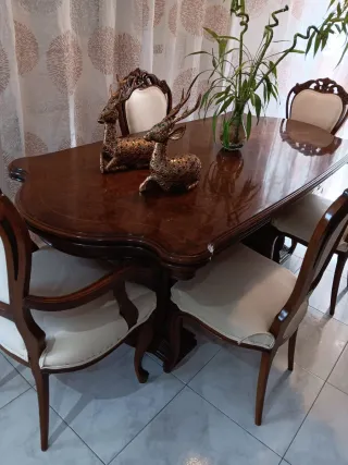 Mesa de comedor y sillas