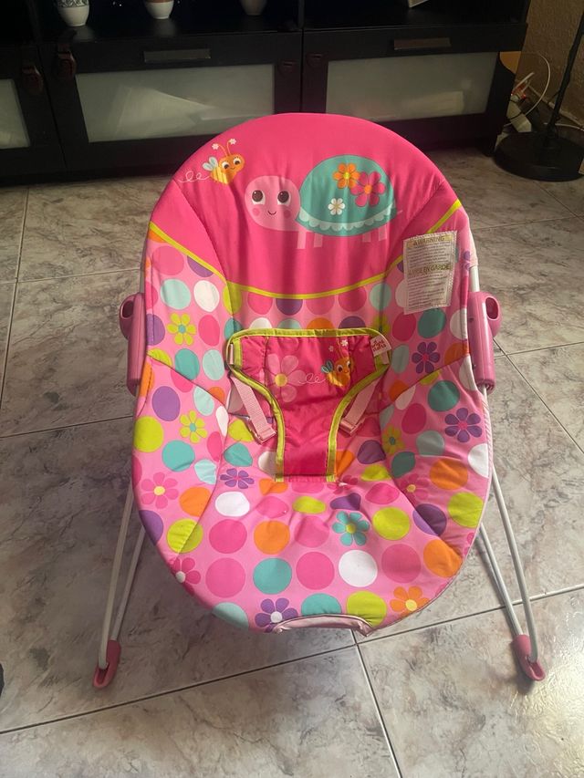 Mecedora bebé rosa con tortuga