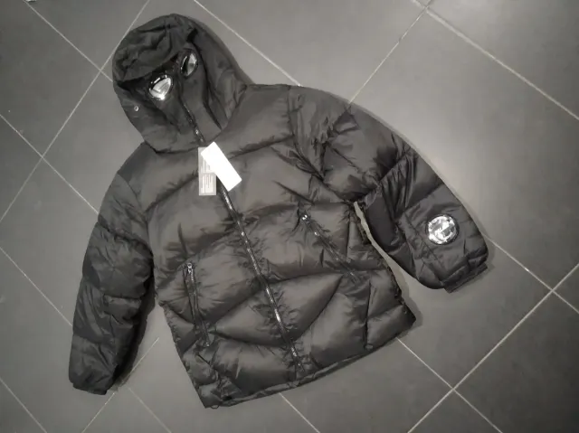 CP Company Abrigo Negro con Gafas