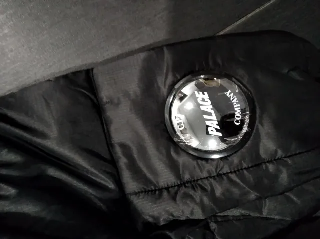 CP Company Abrigo Negro con Gafas