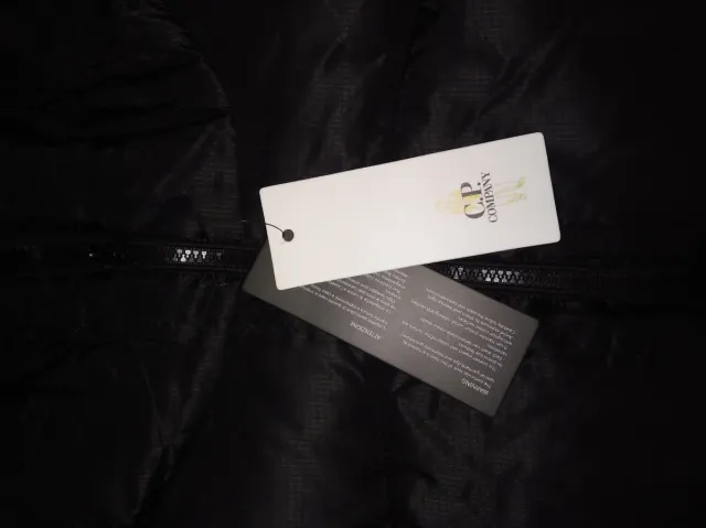 CP Company Abrigo Negro con Gafas