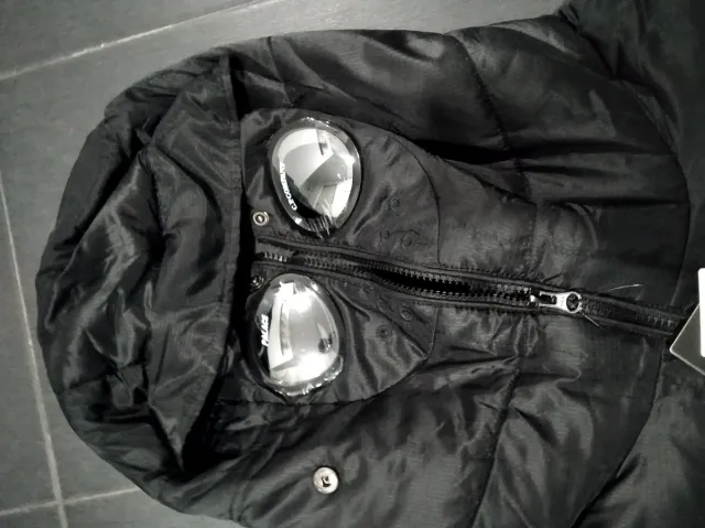 CP Company Abrigo Negro con Gafas