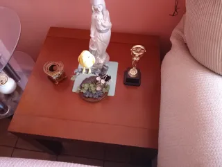 Mesa pequeña me urge por mudanza es urgentemente