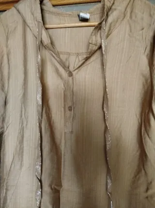 Camisa con capucha marrón talla L