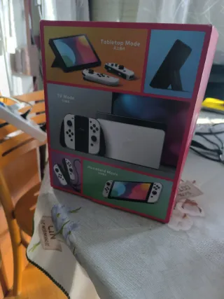 Nintendo Switch OLED Blanca y Negra en su caja