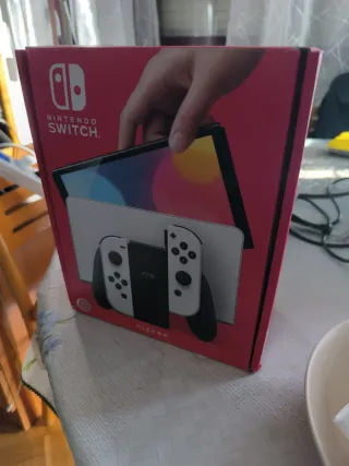 Nintendo Switch OLED Blanca y Negra en su caja