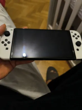 Nintendo Switch OLED Blanca y Negra en su caja