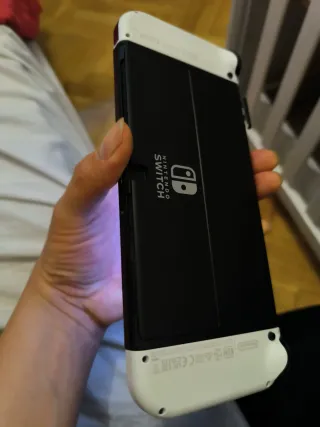 Nintendo Switch OLED Blanca y Negra en su caja