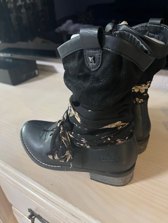 Botines negros con detalle floral