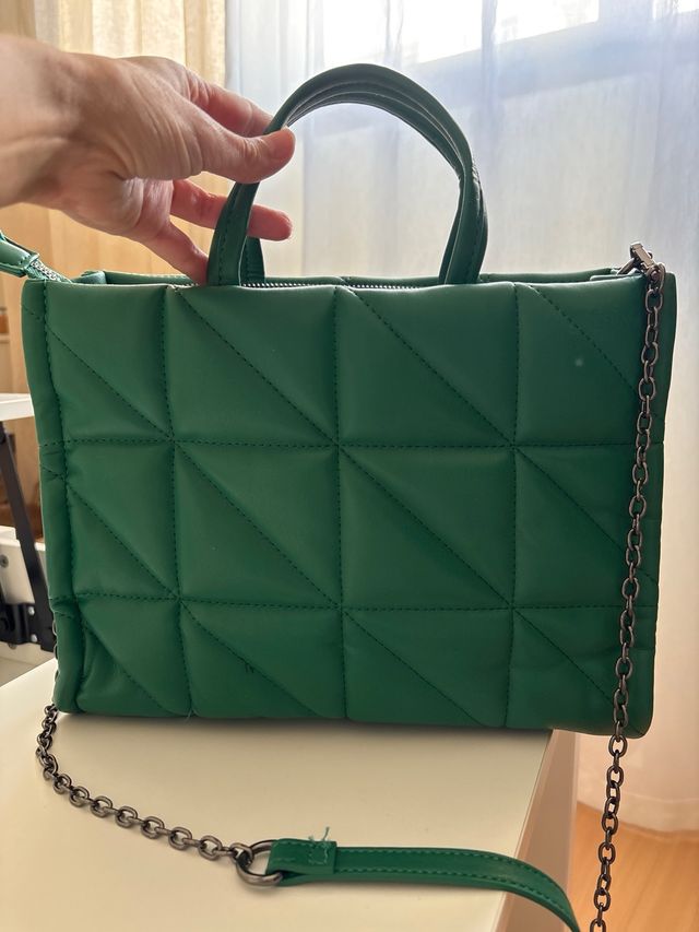 Bolso Stradivarius verde acolchado