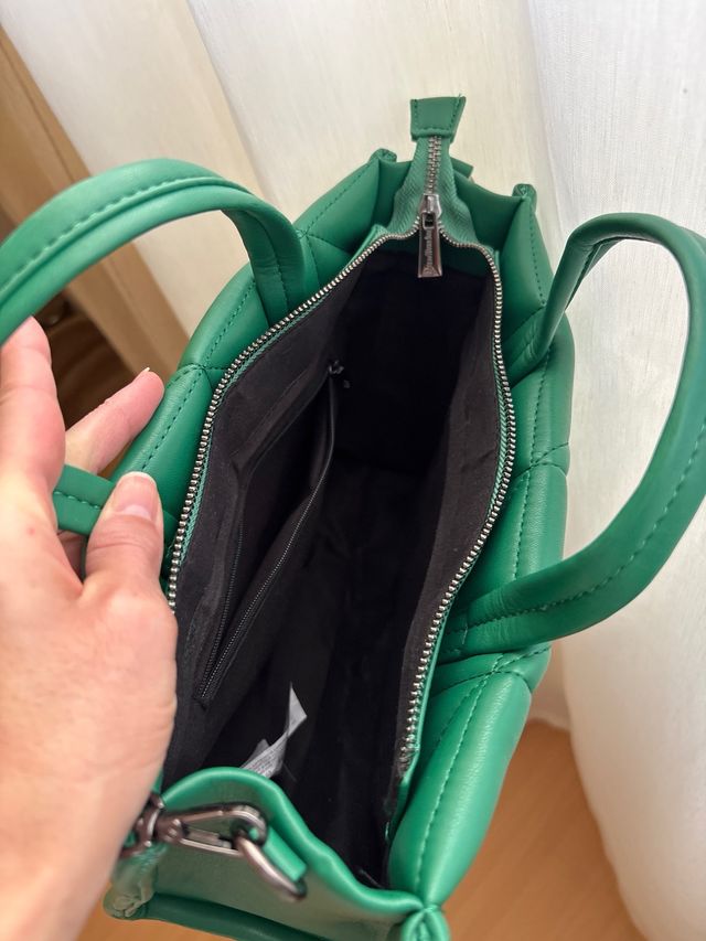 Bolso Stradivarius verde acolchado