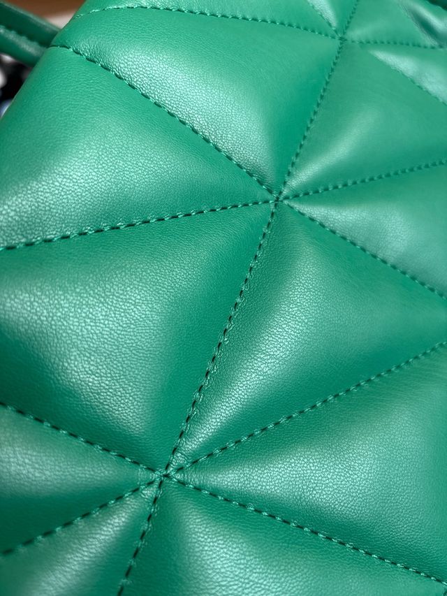 Bolso Stradivarius verde acolchado