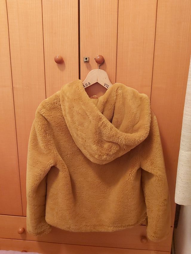 Abrigo de pelo amarillo