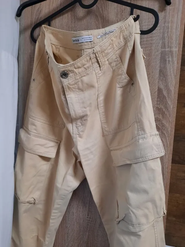 Pantalón cargo Bershka T38 Beige