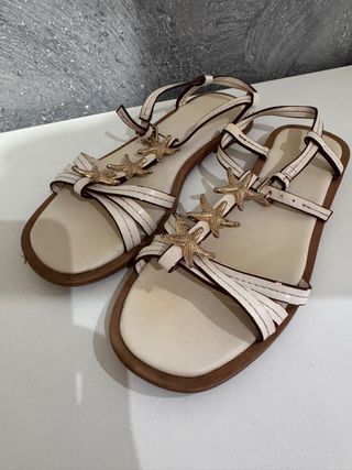 Sandalias Zara niña beige y doradas