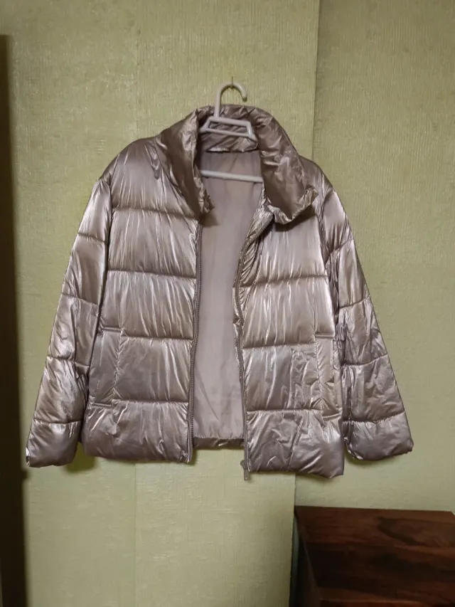 Chaqueta acolchada dorada mujer