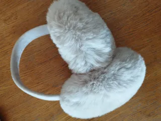 Orejeras de pelo sintético beige y gris