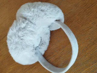 Orejeras de pelo sintético beige y gris