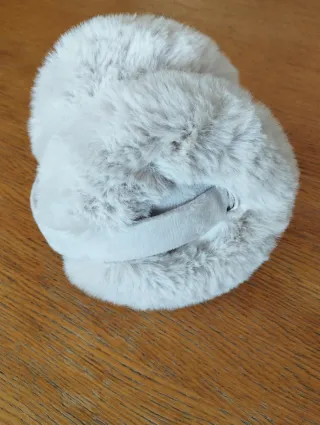 Orejeras de pelo sintético beige y gris