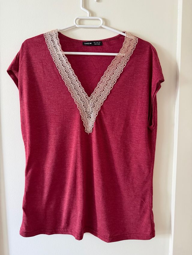 Camiseta roja con encaje V