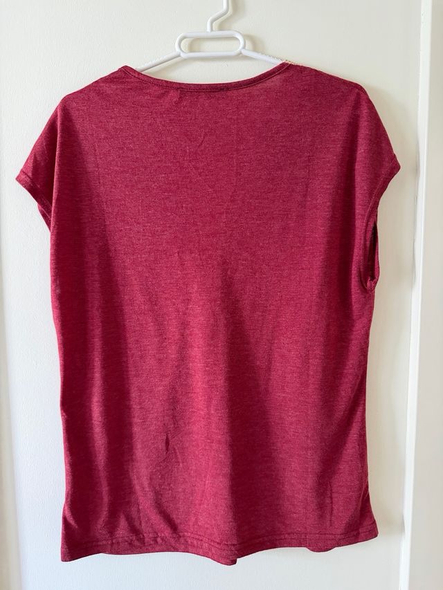 Camiseta roja con encaje V